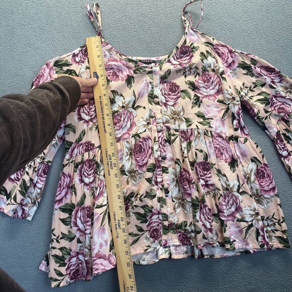 Torrid Women's Babydoll Textured Rayon Cold Shoulder Top Blush Floral Size 1 - Picture 5 of 13